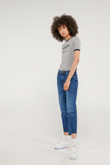 Camiseta cuello redondo, manga corta con puño en contraste, con estampado