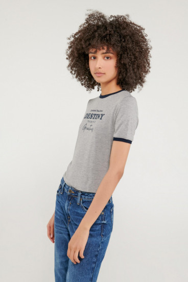 Camiseta cuello redondo, manga corta con puño en contraste, con estampado
