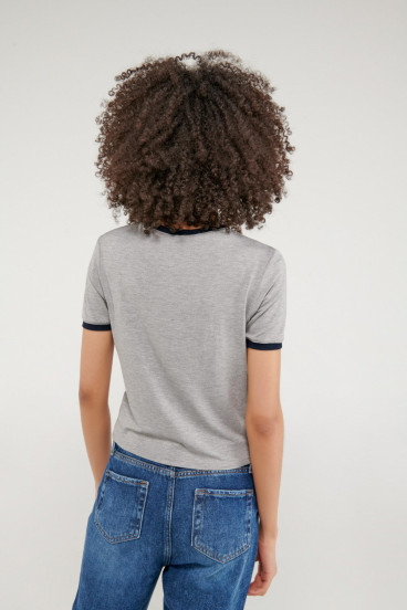 Camiseta cuello redondo, manga corta con puño en contraste, con estampado