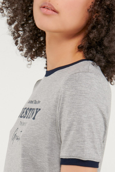 camiseta-cuello-redondo-manga-corta-con-puno-en-contraste-con-estampado