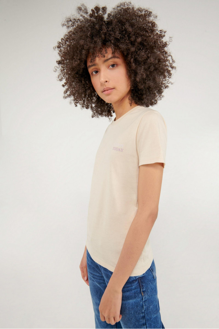 Camiseta cuello redondo, manga corta con estampado loungewear.