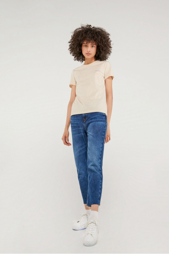 Camiseta cuello redondo, manga corta con estampado loungewear.