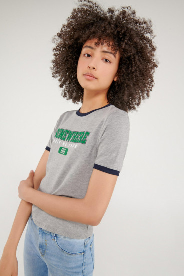 Camiseta cuello redondo, manga corta con puño en contraste, con estampado