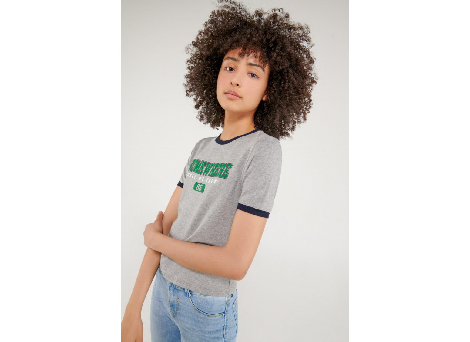 Camiseta cuello redondo, manga corta con puño en contraste, con estampado