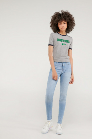 Camiseta cuello redondo, manga corta con puño en contraste, con estampado