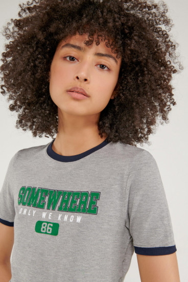 Camiseta cuello redondo, manga corta con puño en contraste, con estampado