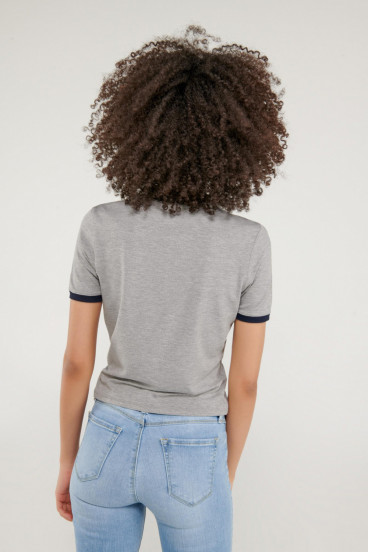 Camiseta cuello redondo, manga corta con puño en contraste, con estampado