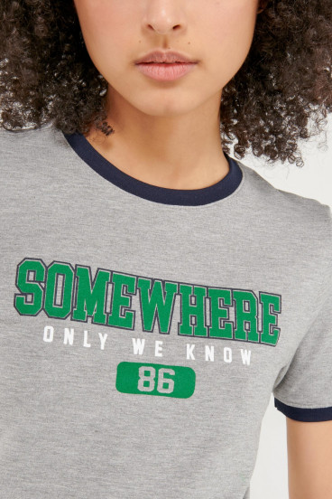 camiseta-cuello-redondo-manga-corta-con-puno-en-contraste-con-estampado