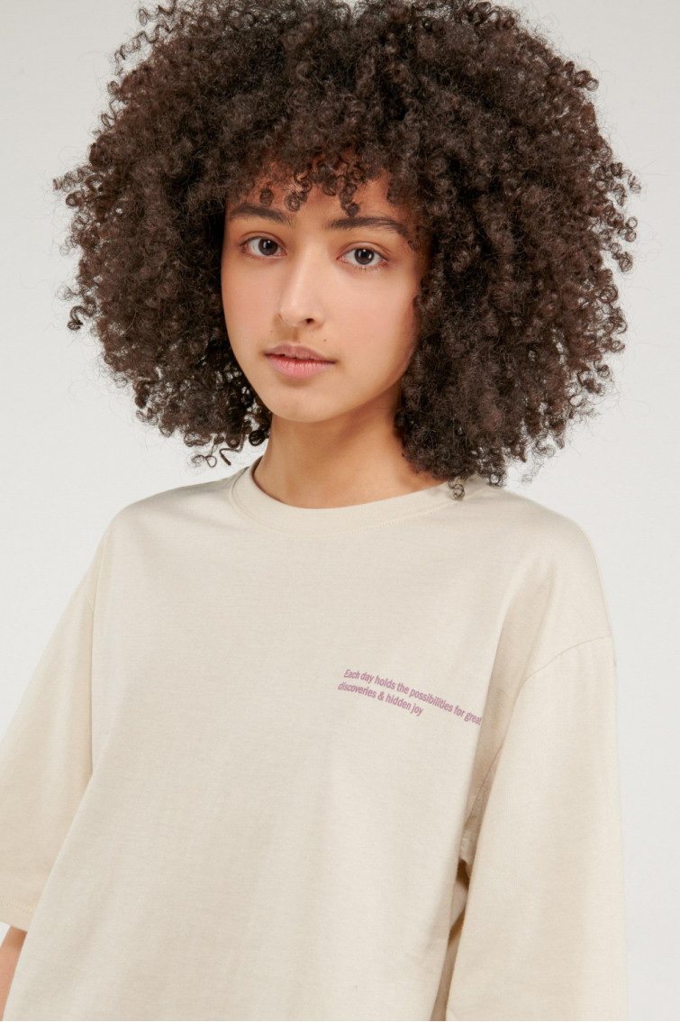 Camiseta cuello redondo, manga corta con estampado loungewear.