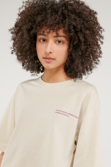 Camiseta cuello redondo, manga corta con estampado loungewear.