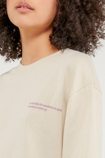 Camiseta cuello redondo, manga corta con estampado loungewear.