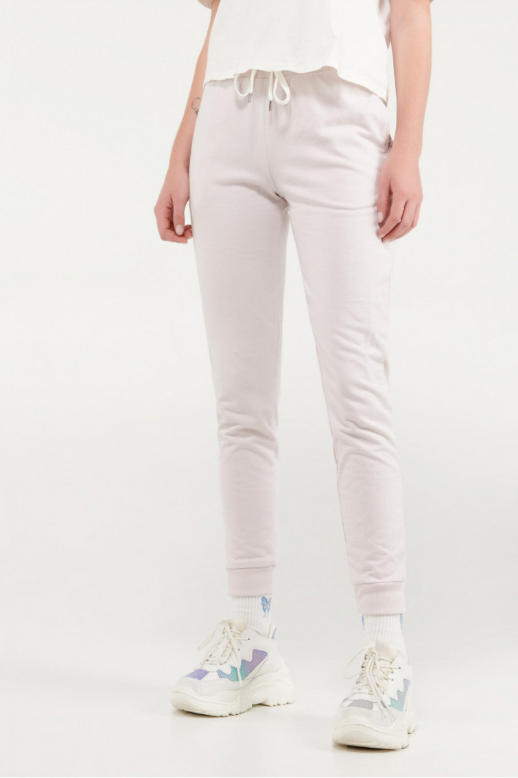 Jogger femenino sin estampado y bolsillos.