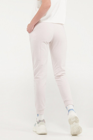 Jogger femenino sin estampado y bolsillos.