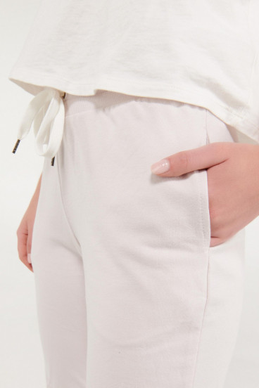 Jogger femenino sin estampado y bolsillos.