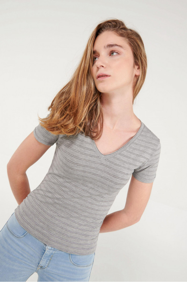 Camiseta básica, manga corta con cuello en V