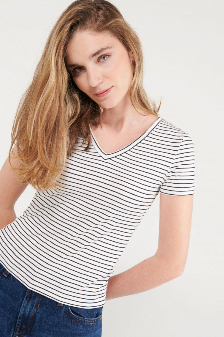 Camiseta básica, manga corta con cuello en V