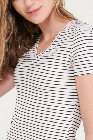 camiseta-basica-manga-corta-con-cuello-en-v