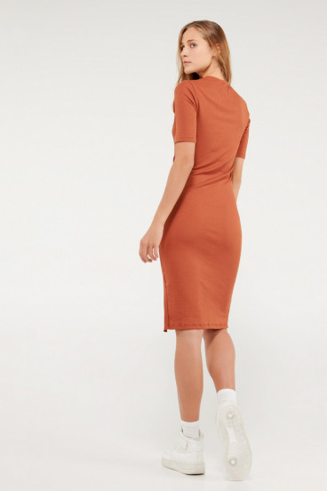 Vestido semilargo cuello redondo y recogido en costado