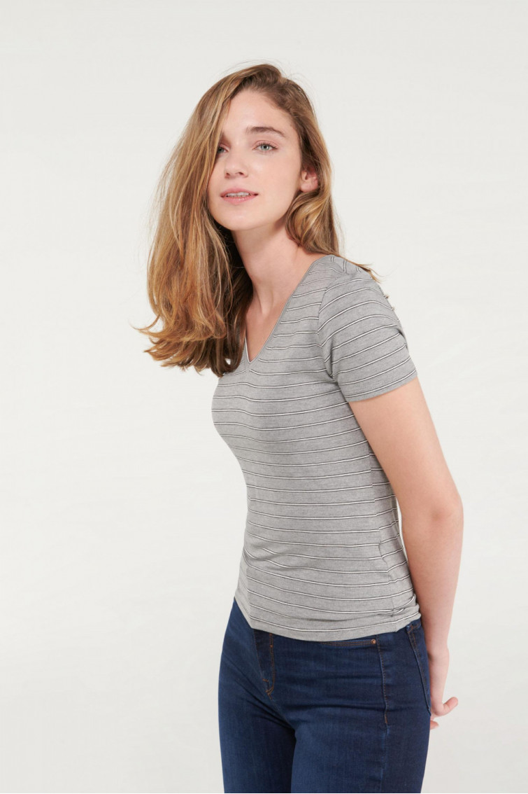 Camiseta básica, manga corta con cuello en V