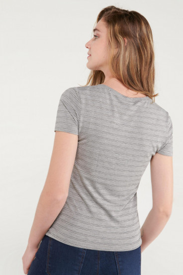 camiseta-basica-manga-corta-con-cuello-en-v