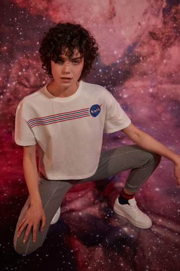 Camiseta básica, manga corta con cuello redondo, con estampado NASA