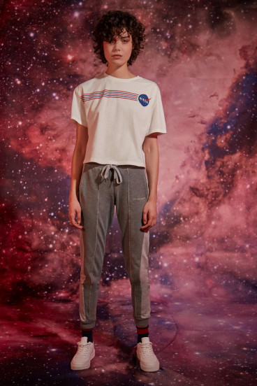 Camiseta básica, manga corta con cuello redondo, con estampado NASA