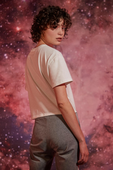 Camiseta básica, manga corta con cuello redondo, con estampado NASA