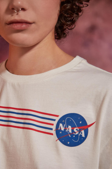 camiseta-basica-manga-corta-con-cuello-redondo-con-estampado-nasa