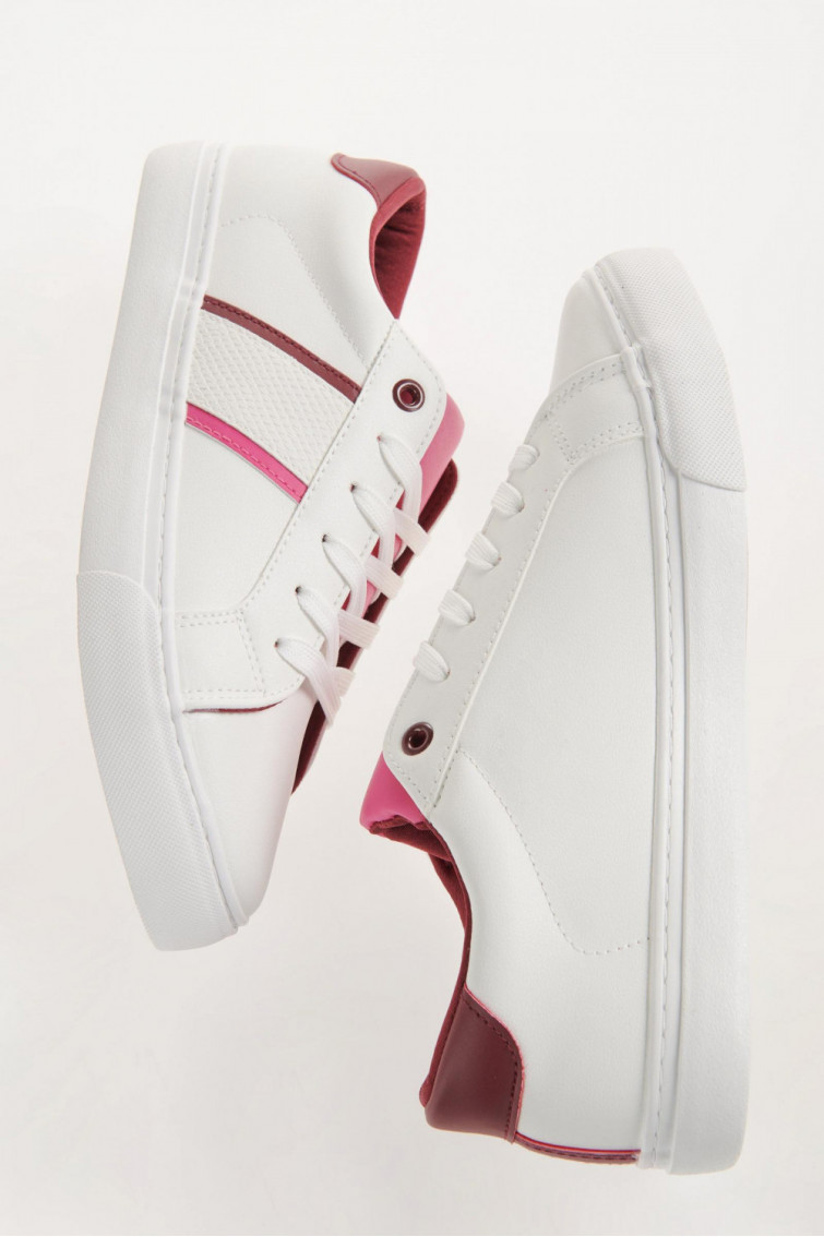 Tenis unicolor con detalle en contraste