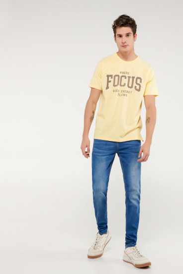 Camiseta manga corta moda con estampado en frente.