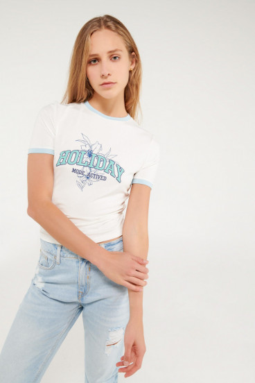 Camiseta cuello redondo, manga corta con puño en contraste, con estampado