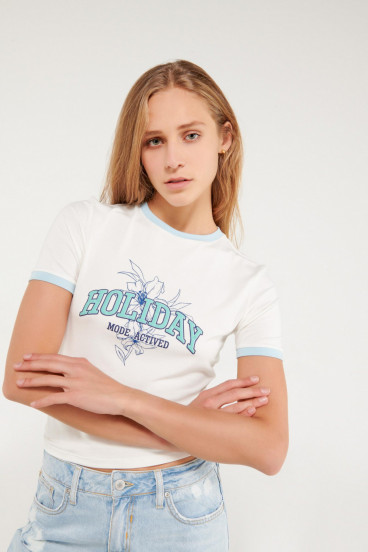 Camiseta cuello redondo, manga corta con puño en contraste, con estampado