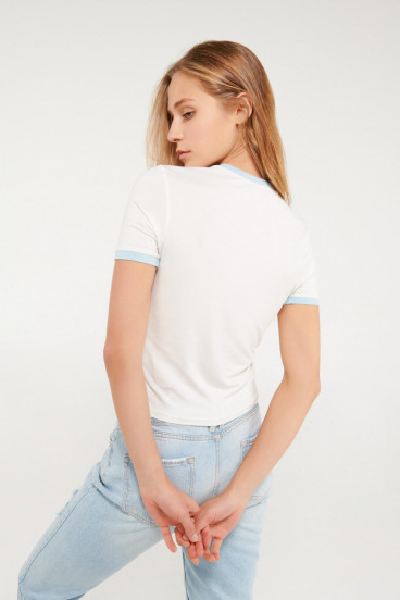 Camiseta cuello redondo, manga corta con puño en contraste, con estampado