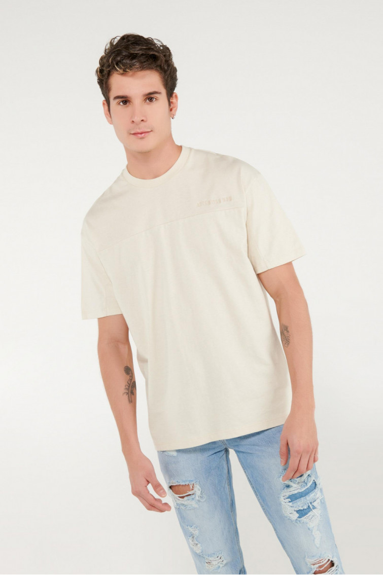 Camiseta manga corta unicolor bordada.