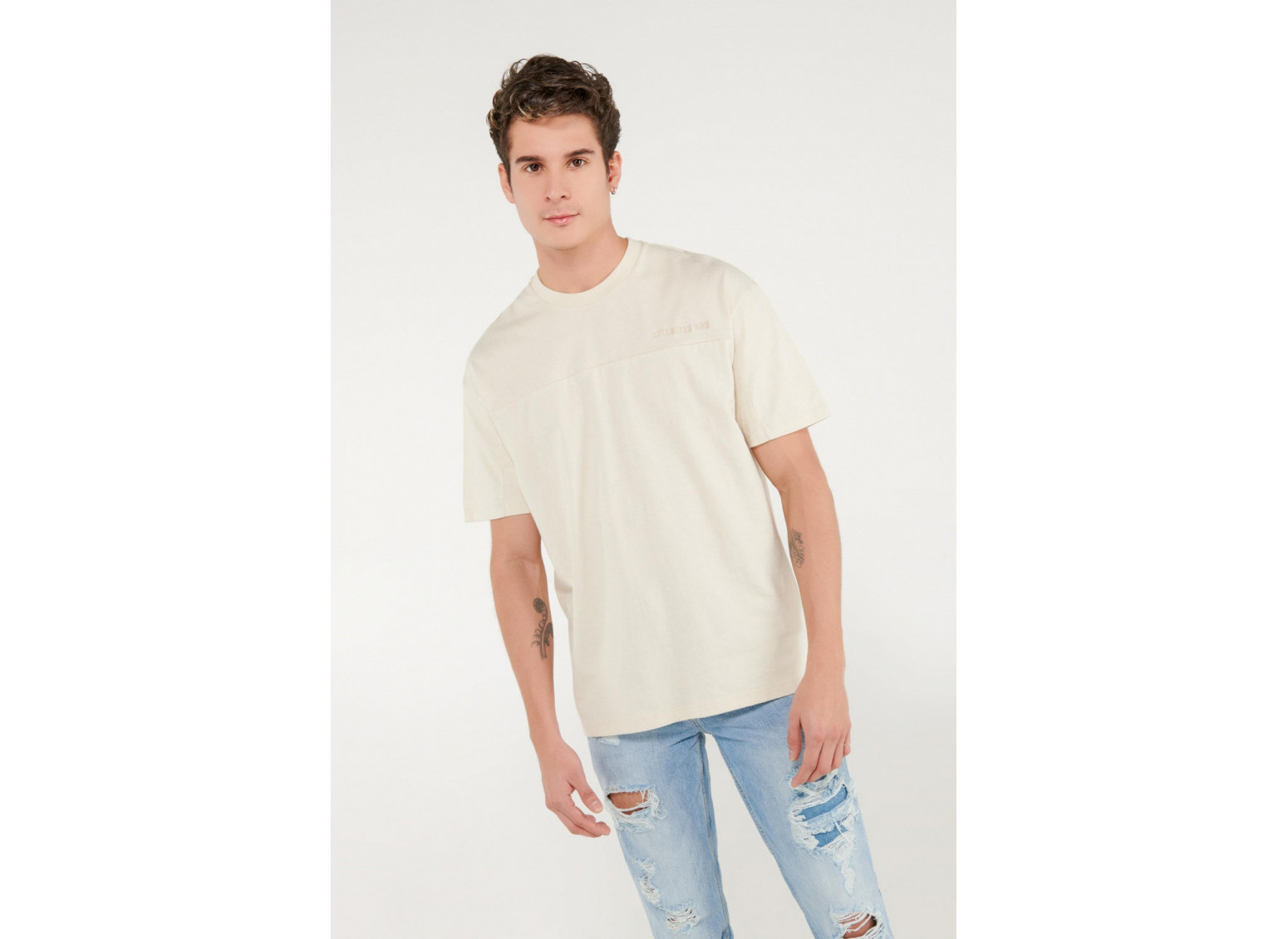 Camiseta manga corta unicolor bordada.
