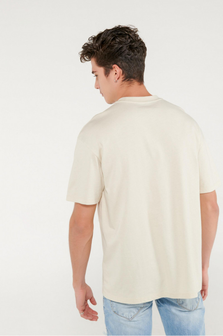 Camiseta manga corta unicolor bordada.