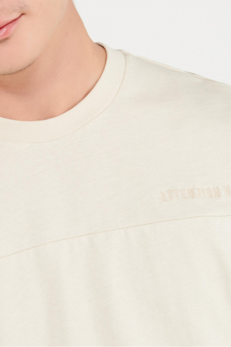 Camiseta manga corta unicolor bordada.