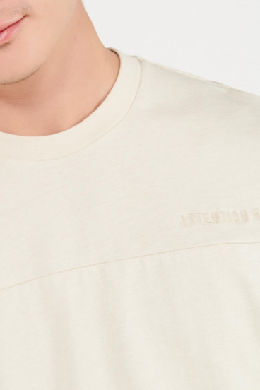 Camiseta manga corta unicolor bordada.