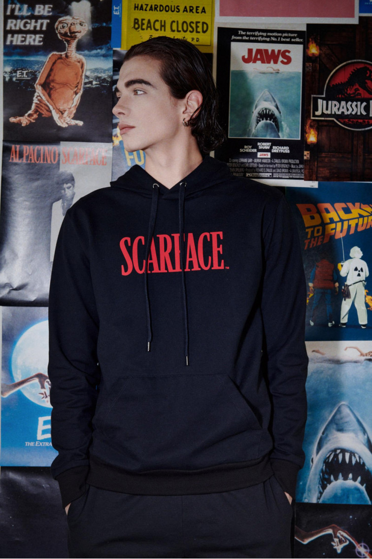Buzo cerrado con capota Scarface