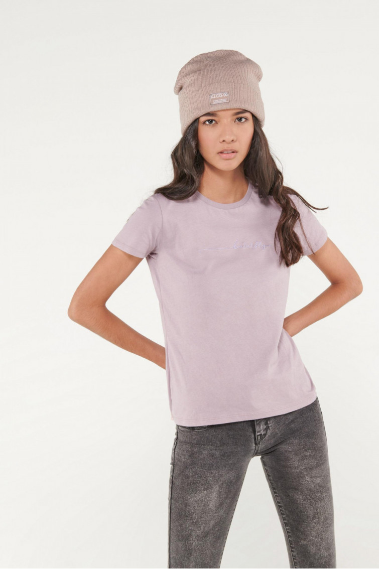 Camiseta cuello redondo, manga corta con estampado loungewear.