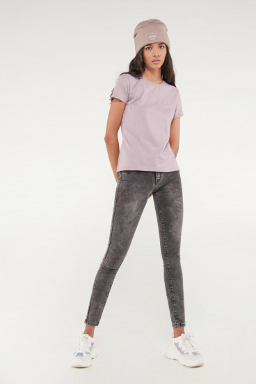 Camiseta cuello redondo, manga corta con estampado loungewear.