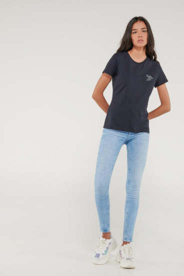 Camiseta cuello redondo, manga corta con estampado loungewear.