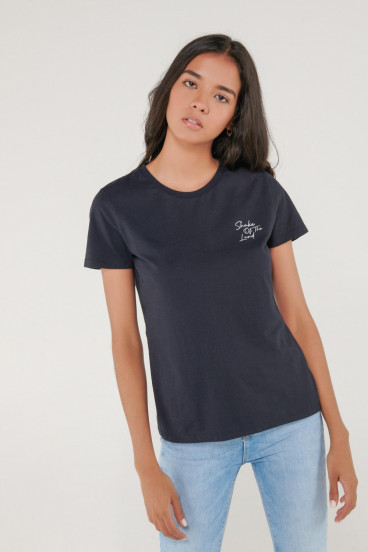 Camiseta cuello redondo, manga corta con estampado loungewear.