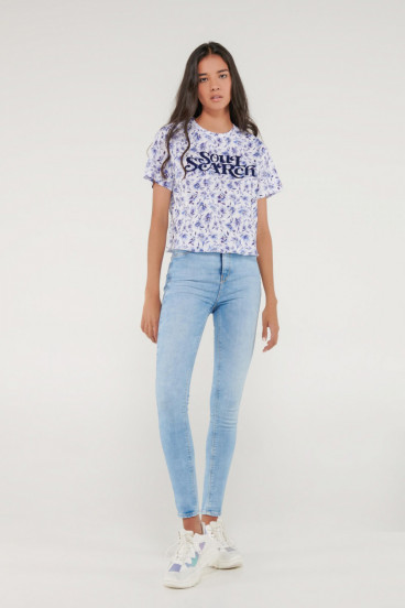 Camiseta manga corta y cuello redondo con estampado floral.