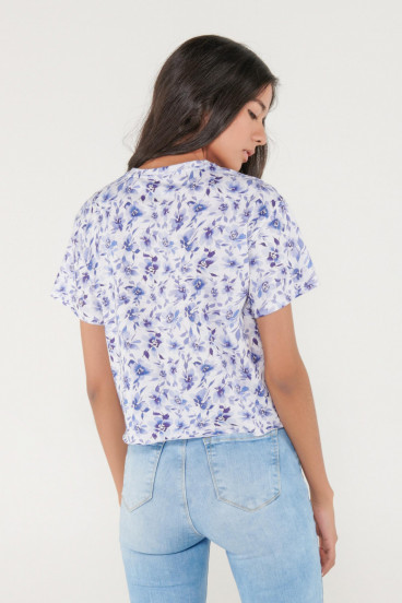 Camiseta manga corta y cuello redondo con estampado floral.