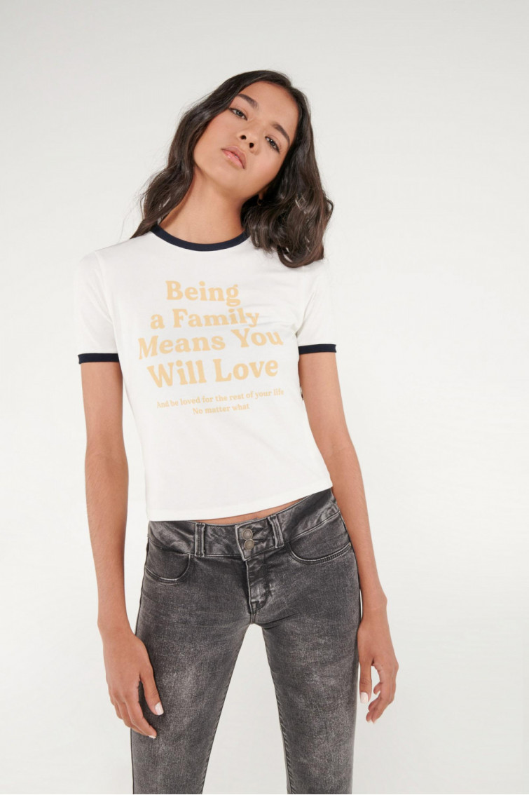 Camiseta cuello redondo, manga corta con puño en contraste, con estampado