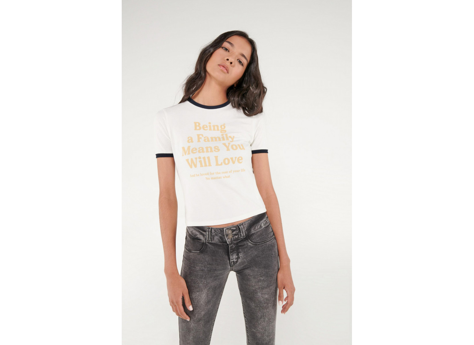 Camiseta cuello redondo, manga corta con puño en contraste, con estampado