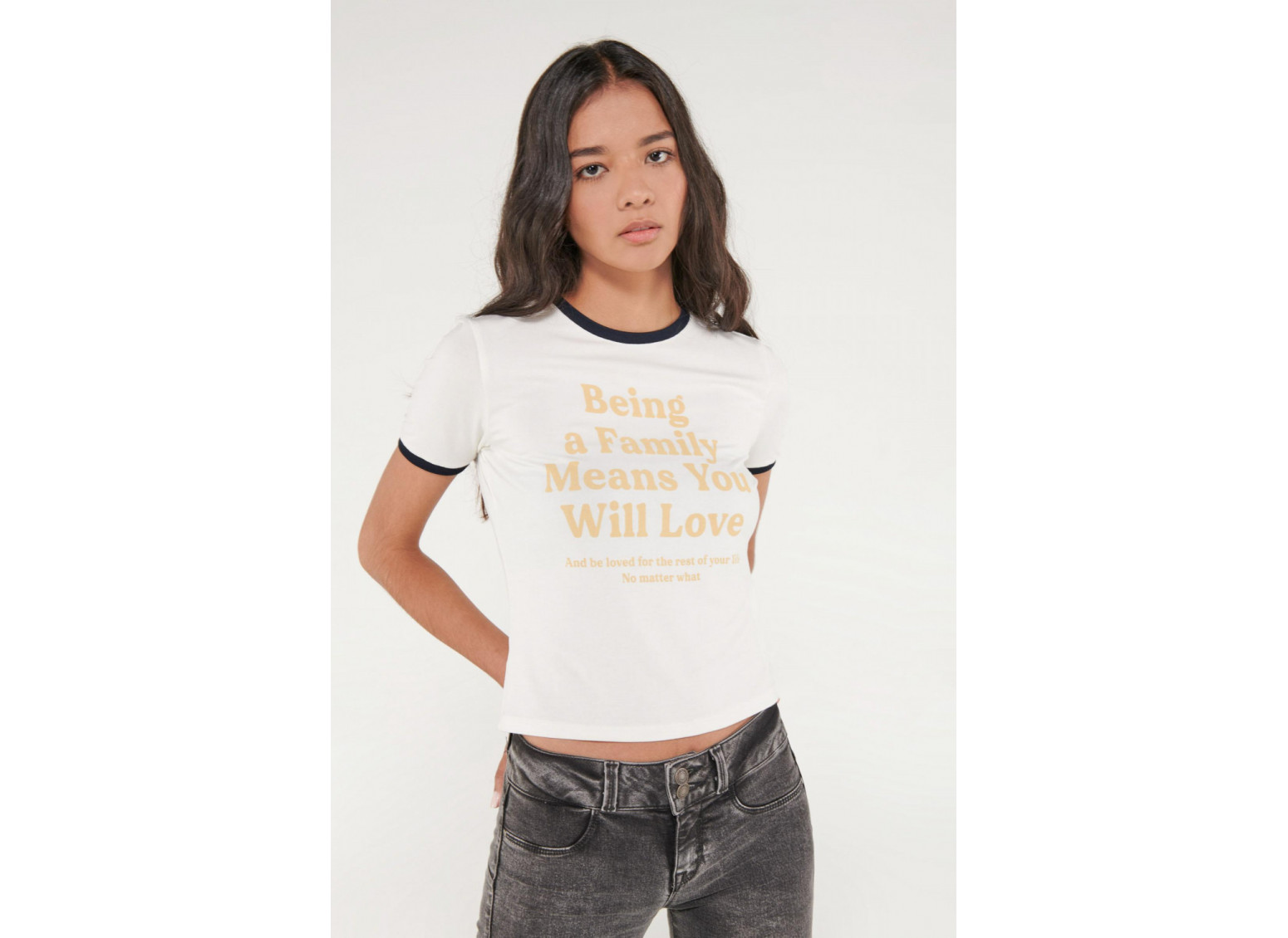 Camiseta cuello redondo, manga corta con puño en contraste, con estampado
