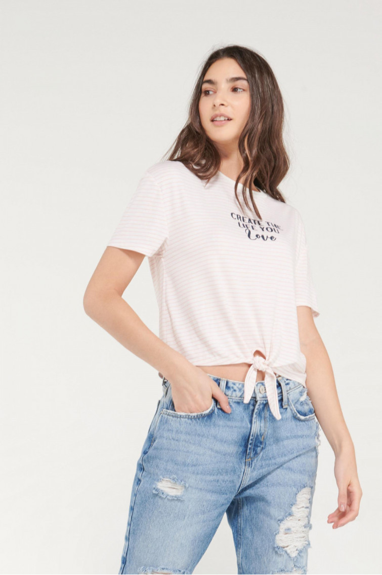 Camiseta manga corta a rayas con estampado en frente.