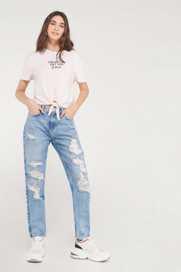 Camiseta manga corta a rayas con estampado en frente.